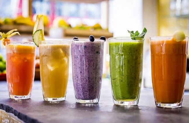 Types of smoothies based on red fruits, fruits and vegetables. 