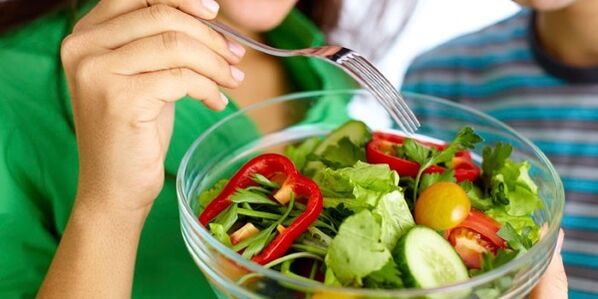 Eat a vegetable salad on a carbohydrate-free diet to quell hunger pangs