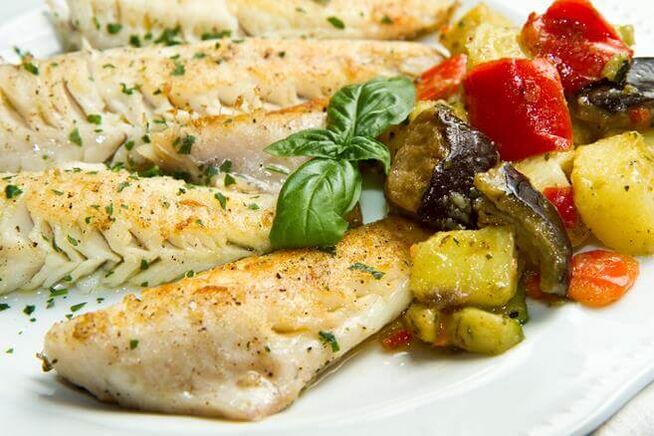 The weekly low-carb menu includes baked cod with aubergines and tomatoes. 